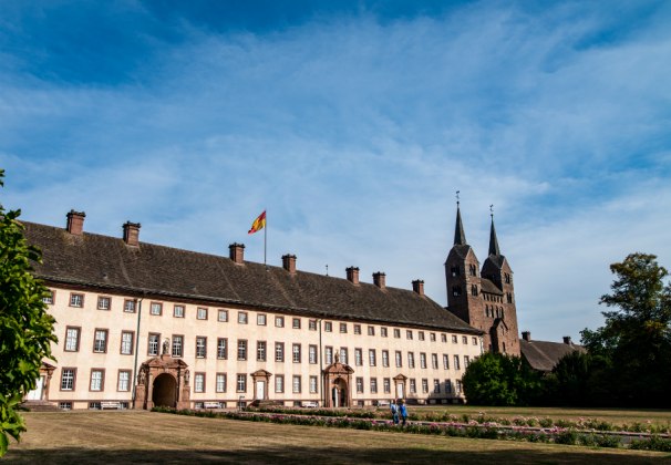 Das ehemalige Kloster und heutige Schloss Corvey ist heute Wohnort des Herzoglichen Hauses Ratibor und Corvey, © Tourismus NRW e.V.