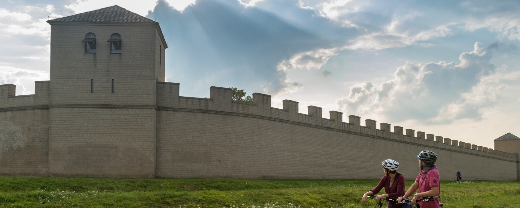 Die Stadtmauer der Colonia Ulpia Traiana war ein Symbol der Macht. Heute ist sie zum Teil im APX rekonstruiert, © Dominik Ketz, Tourismus NRW e.V.
