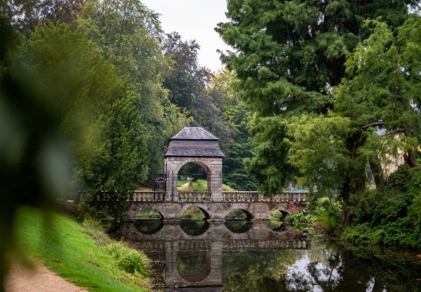 Die Barockbrücke, heute auch Hochzeitsbrücke genannt, ist im Park von Schloss Dyck ein beliebtes Fotomotiv., © Tourismus NRW e.V.