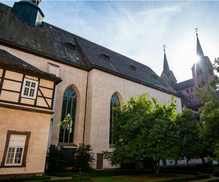 Außenansicht der ehemaligen Klosterkirche mit dem Westwerk und den Kirchtürmen im Hintergrund, © Tourismus NRW e.V.