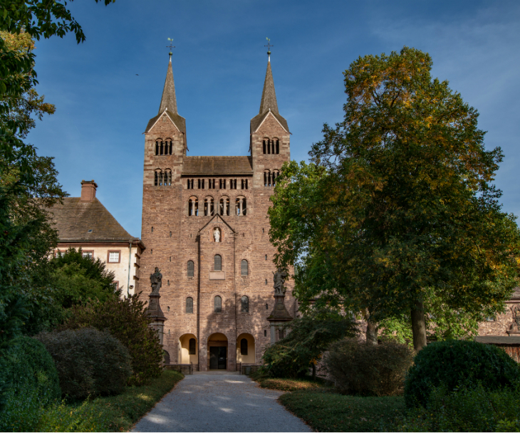 Hinter diesen Mauern in Corvey befindet sich das karolinigsche Westwerk, Unesco-Welterbe, und die Kirche St. Stephanus und Vitus, © Tourismus NRW e.V.