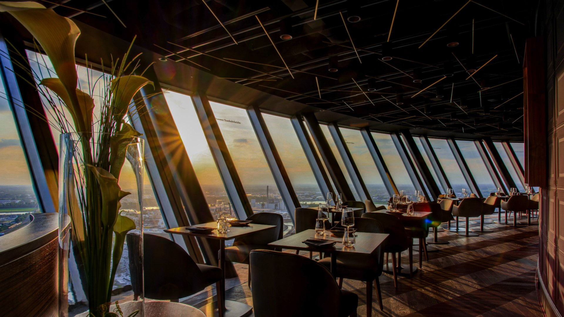 Das Qomo im Rheinturm in Düsseldorf bietet in rund 170 Metern Höhe japanische Küche, leckere Cocktails und einen fantastischen Blick über die Stadt und das Umland., © Jens Schwarck