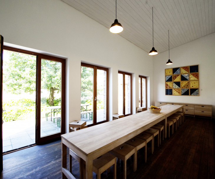 The dining and meeting room in the guest house Kloster at Raketenstation Hombroich, © Tomas Riehle/Arturimages