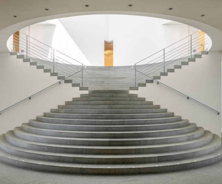 Die Treppe im Foyer des Kunstmuseums Bonn ist für sich genommen bereits ein Hingucker, © Kunstmuseum Bonn, Foto: David Ertl