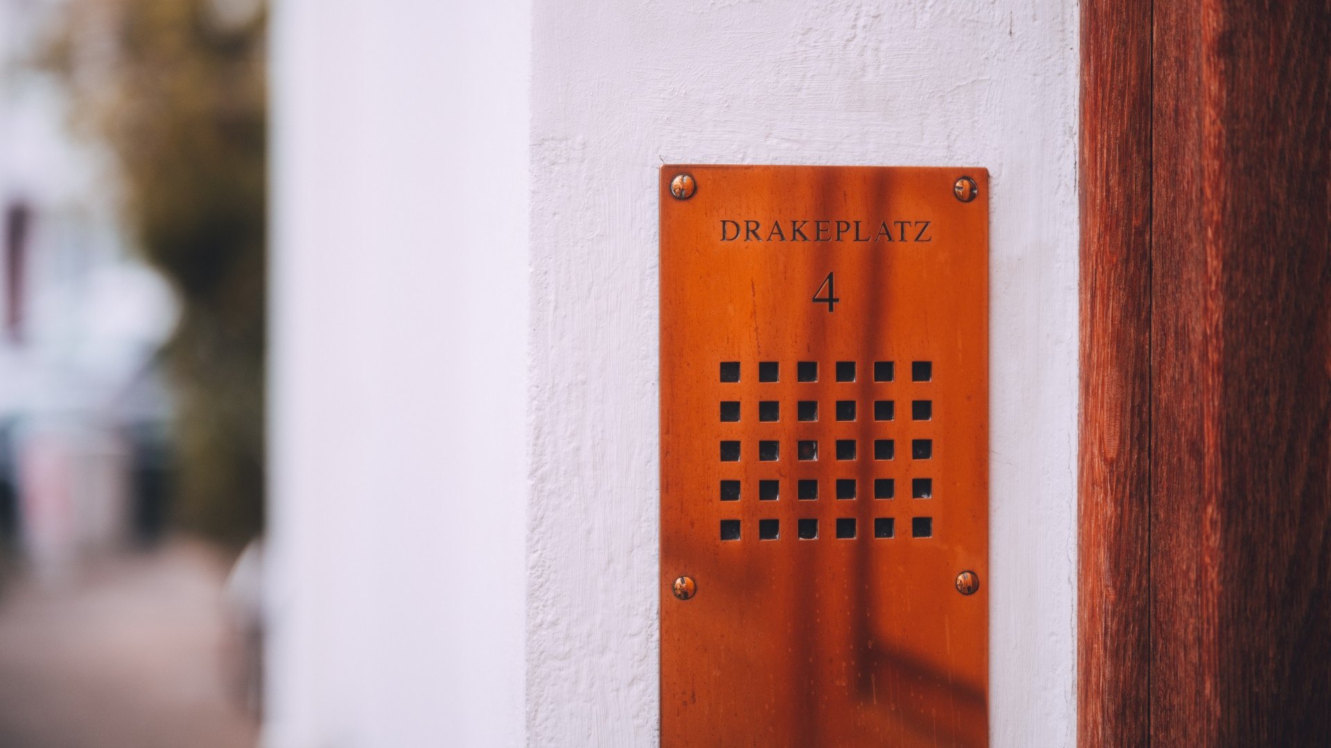 House number plate &quot;Drakeplatz 4&quot; in Düsseldorf, © Johannes Höhn