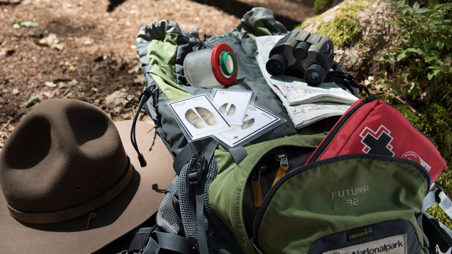 In Nina's &quot;survival pack&quot;: binoculars, a flint, a rope, blindfolds for the blind voyage of discovery through nature, a first aid kit and much more., © Ralph Sondermann, Tourismus NRW e.V.