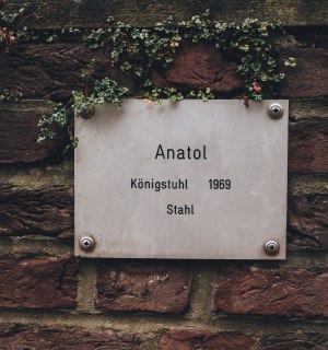 Information sign &quot;Anatols Königsstuhl&quot; in Museum Abteiberg in Mönchengladbach, © Johannes Höhn