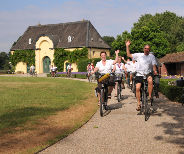 Museum Burg Linn is a popular destination for cyclists. Any number of travellers are setting out on their bikes on cycling day, © Stadt Krefeld