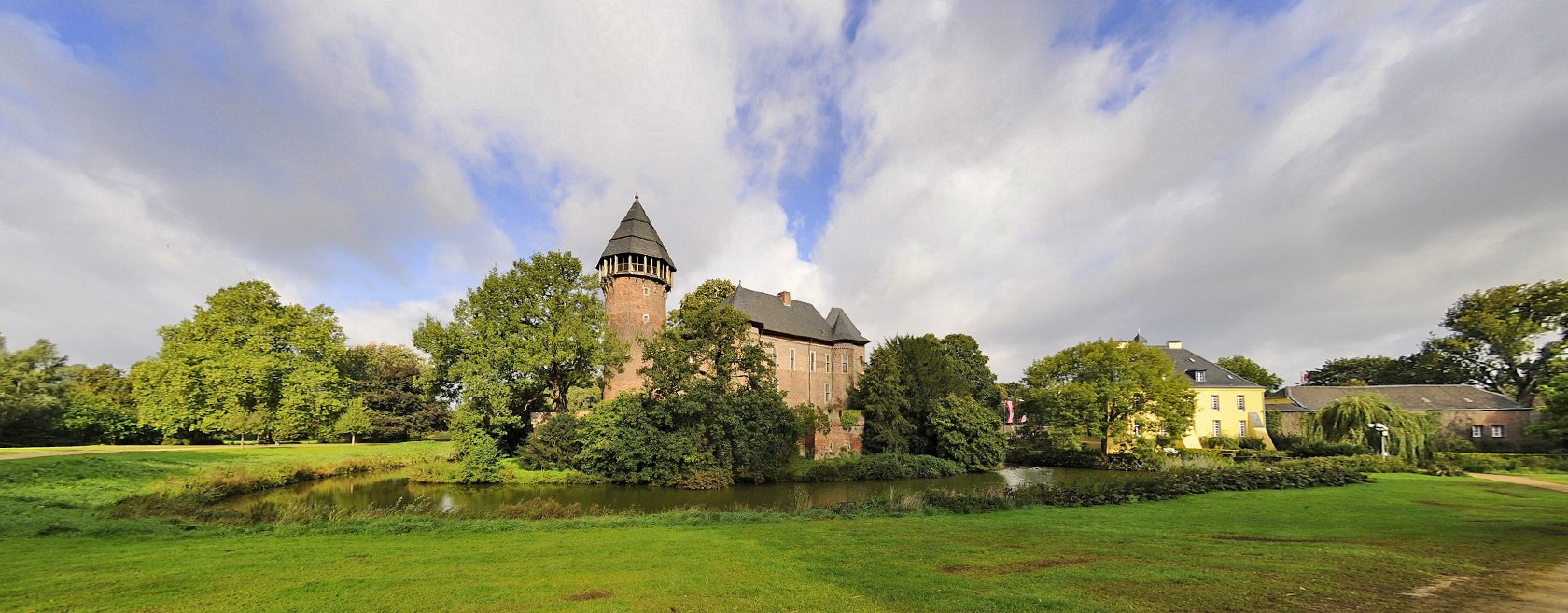 Museum Burg Linn is situated in a beautiful park that hosts the famous Flachsmarkt event once a year, © Stadt Krefeld