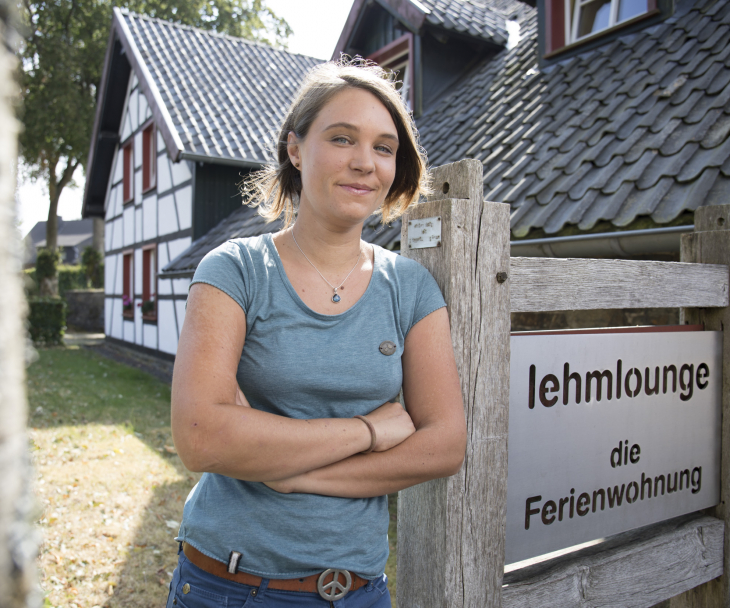 Nina in front of the &quot;Lehmlounge - die Ferienwohnung&quot;., © Ralph Sondermann, Tourismus NRW e.V.