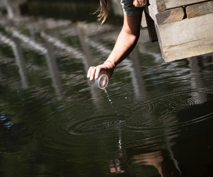 Nina takes a water sample at the pond., © Ralph Sondermann, Tourismus NRW e.V.