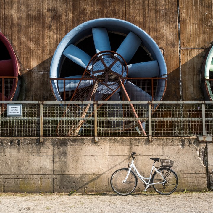 Rhine cycle path wheels in landscape park , © Dominik Ketz, Tourismus NRW e.V.