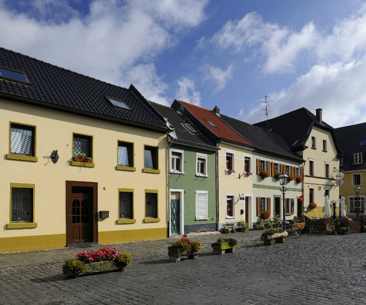 Rows of decorative houses and small cafés are waiting in the old town of Linn, © Stadt Krefeld