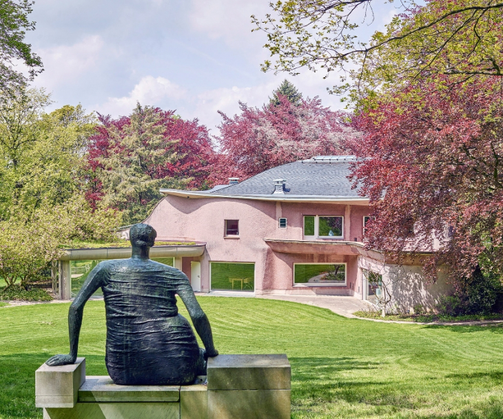 Sculpture Park Waldfrieden, Villa with Henry Moore's Seated Woman (1957/1958), © Cragg Foundation, Foto Michael Richter