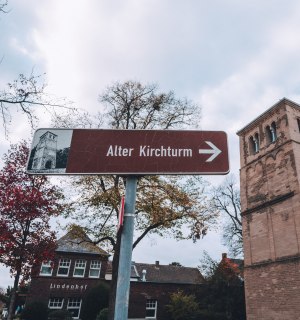Signpost to the old church tower Büderich by Düsseldorf, © Johannes Höhn