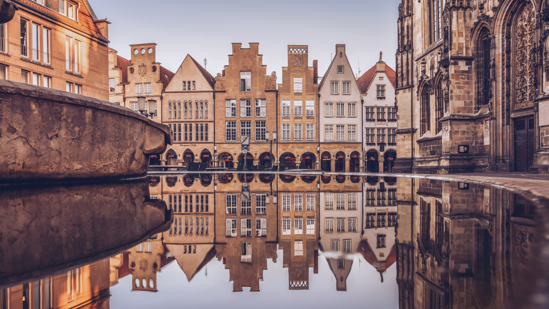 Wasser-Spiegelung in der Altstadt von Münster , © @een_wasbeer