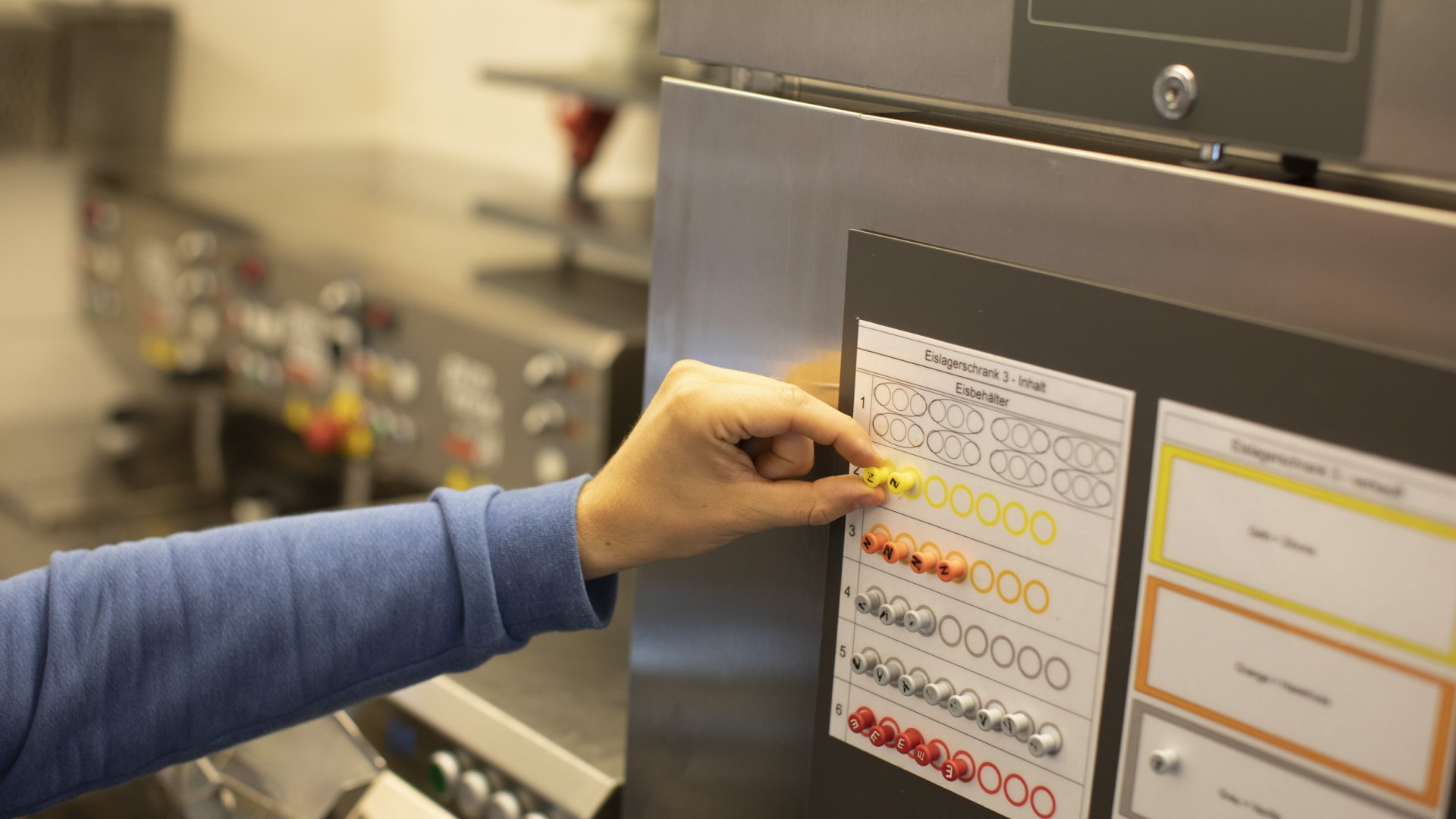 The colourful magnets show which types of ice cream are in the fridge. , © Ralph Sondermann, Tourismus NRW e.V.