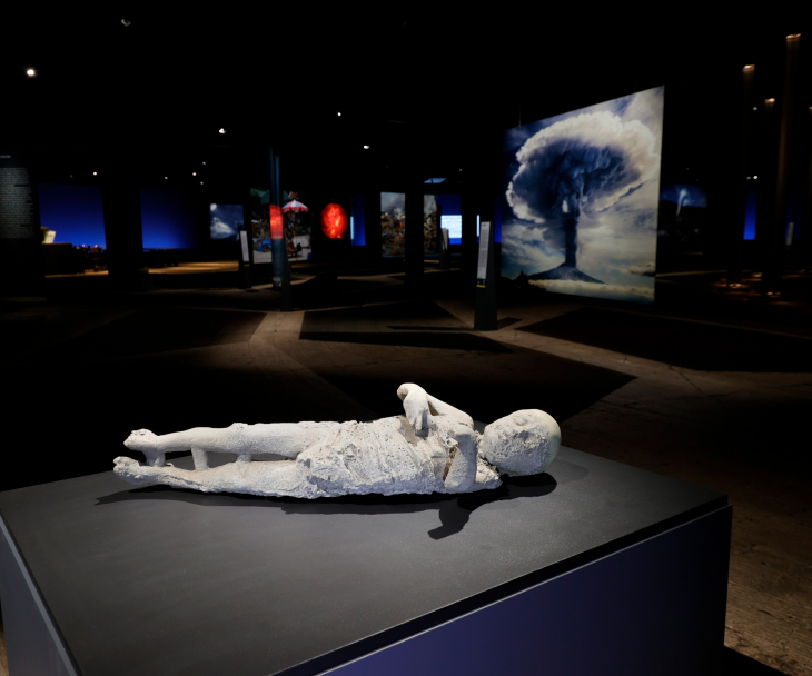 The exhibit from Pompeii shows a three- to four-year-old child who died in the eruption of Vesuvius in 79 AD, © Gasometer Oberhausen, Dirk Böttger