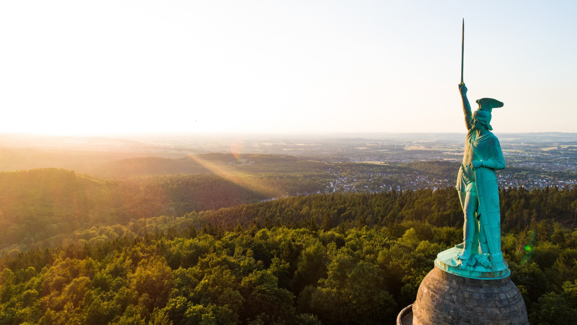 The Hermannsdenkmal is surrounded by the idyllic landscape of the Teutoburger Wald, © Tourismus NRW e.V.
