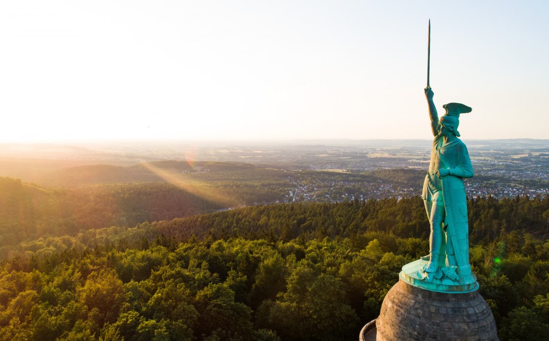 The Hermannsdenkmal is surrounded by the idyllic landscape of the Teutoburger Wald, © Tourismus NRW e.V.
