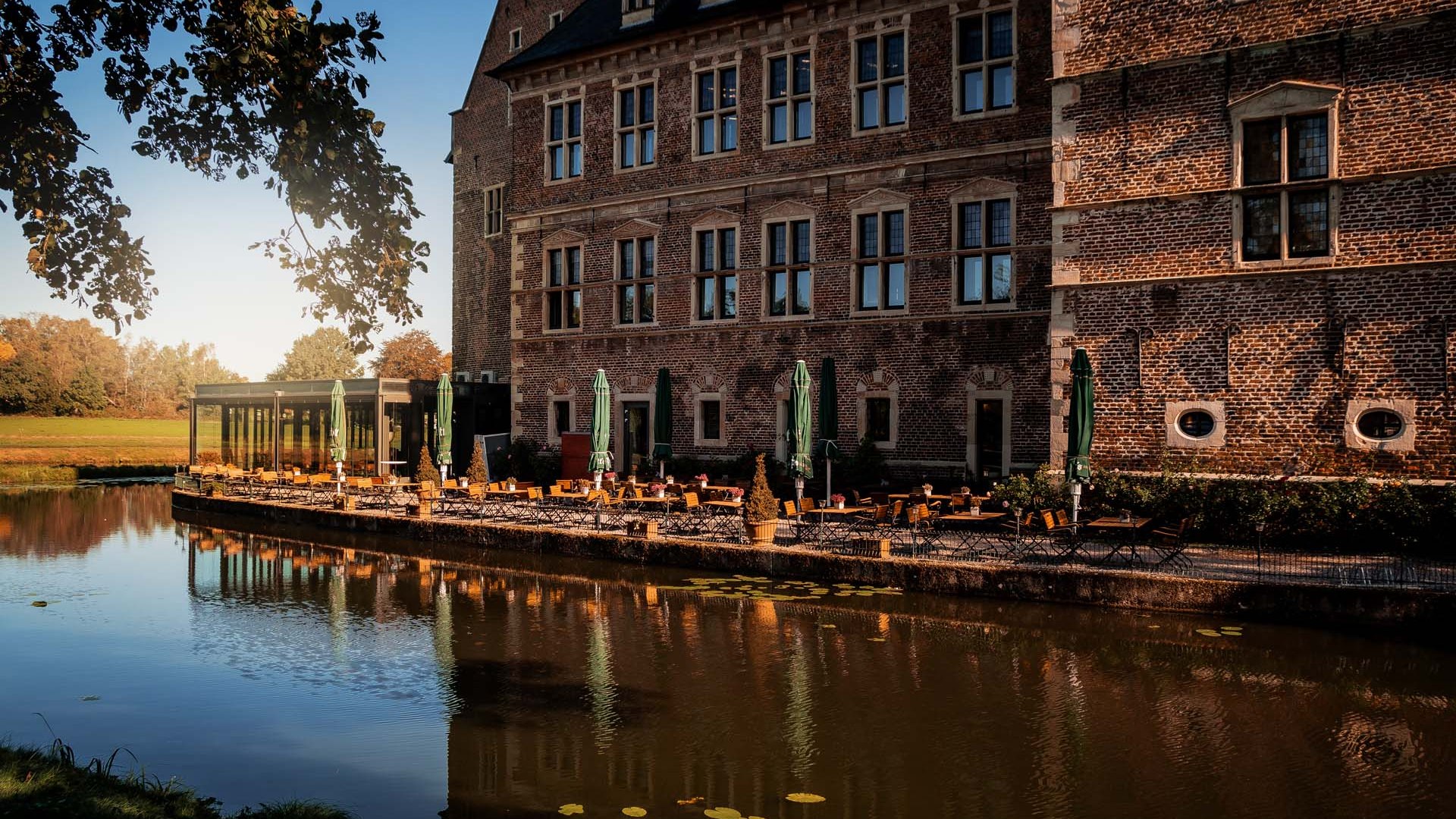View of the outdoor area of the restaurant of the Raesfeld Castle in Münsterland, © Tourismus NRW e.V.