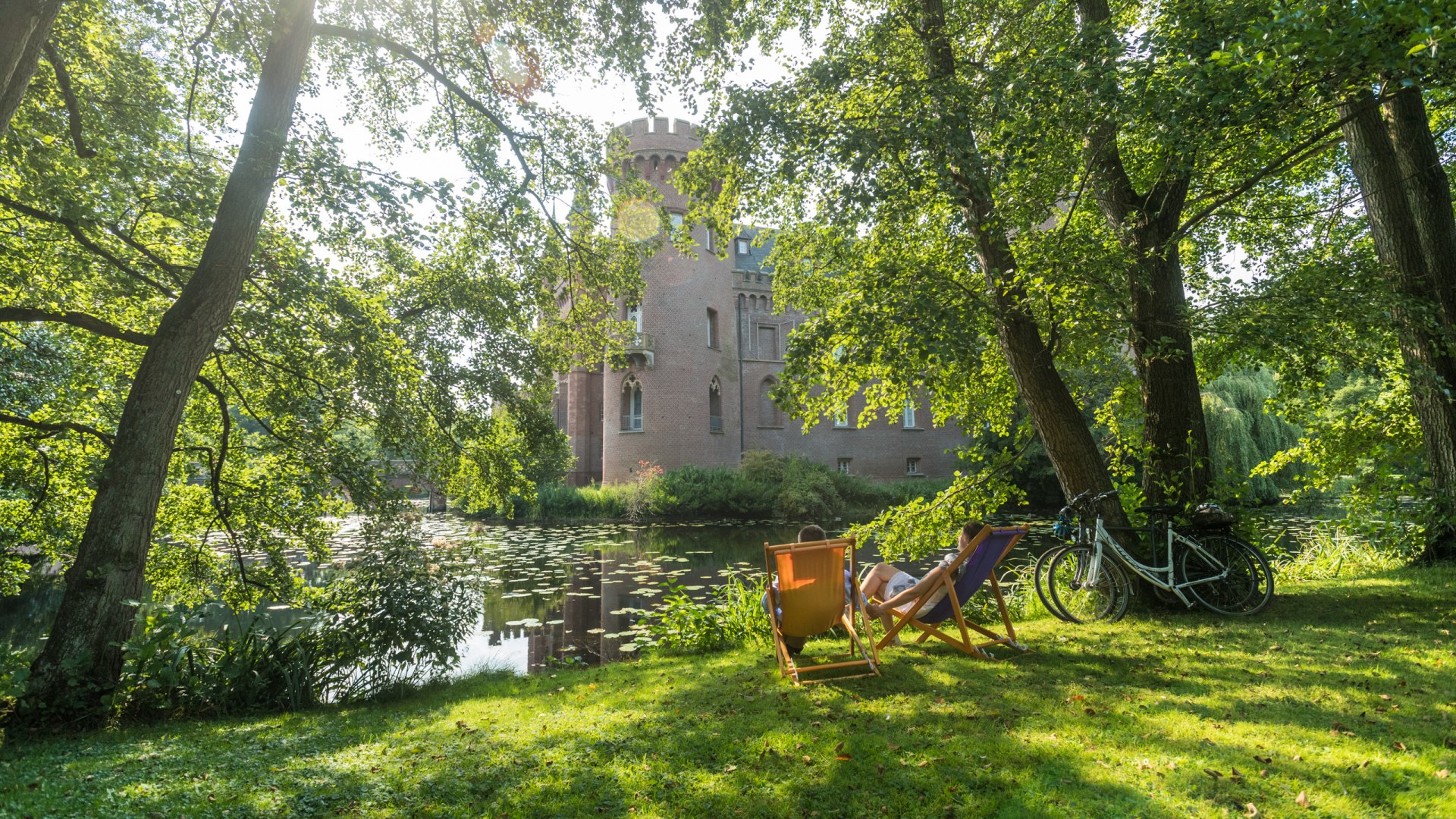 Break at Moyland Castle while cycling on the Rhine Cycle Route, © Dominik Ketz, Tourismus NRW e.V. 