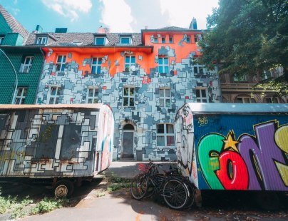 Colourful wall Street Art Düsseldorf, © Johannes Höhn, artist Majo Brothers, Ben Mathis, Föns