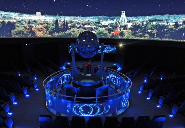 Zeiss Planetarium Bochum, Innenansicht mit Projektor und Kulisse, © Stadt Bochum Presse und Informationsamt Planetarium