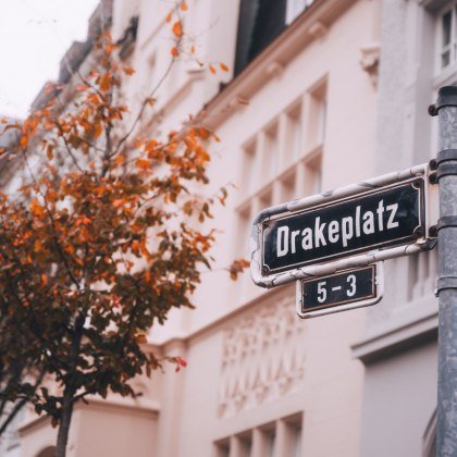 Road sign Drakeplatz in Düsseldorf, © Johannes Höhn