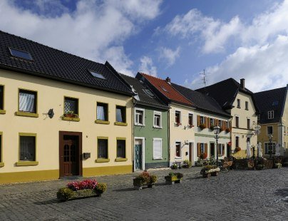 Rows of decorative houses and small cafés are waiting in the old town of Linn, © Stadt Krefeld