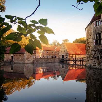 Shot from the shore with a view of Vischering Castle in Münsterland, © Tourismus NRW e.V.