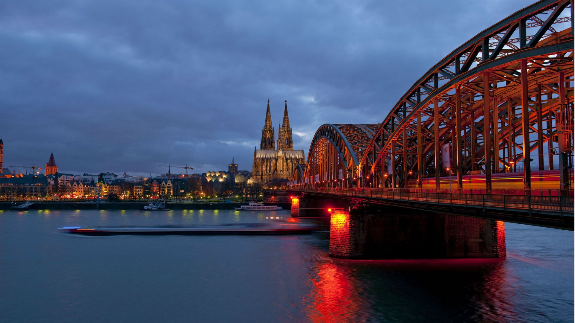 The Hohenzollern Bridge in Cologne in the evening, © Oliver Franke, Tourismus NRW e.V.
